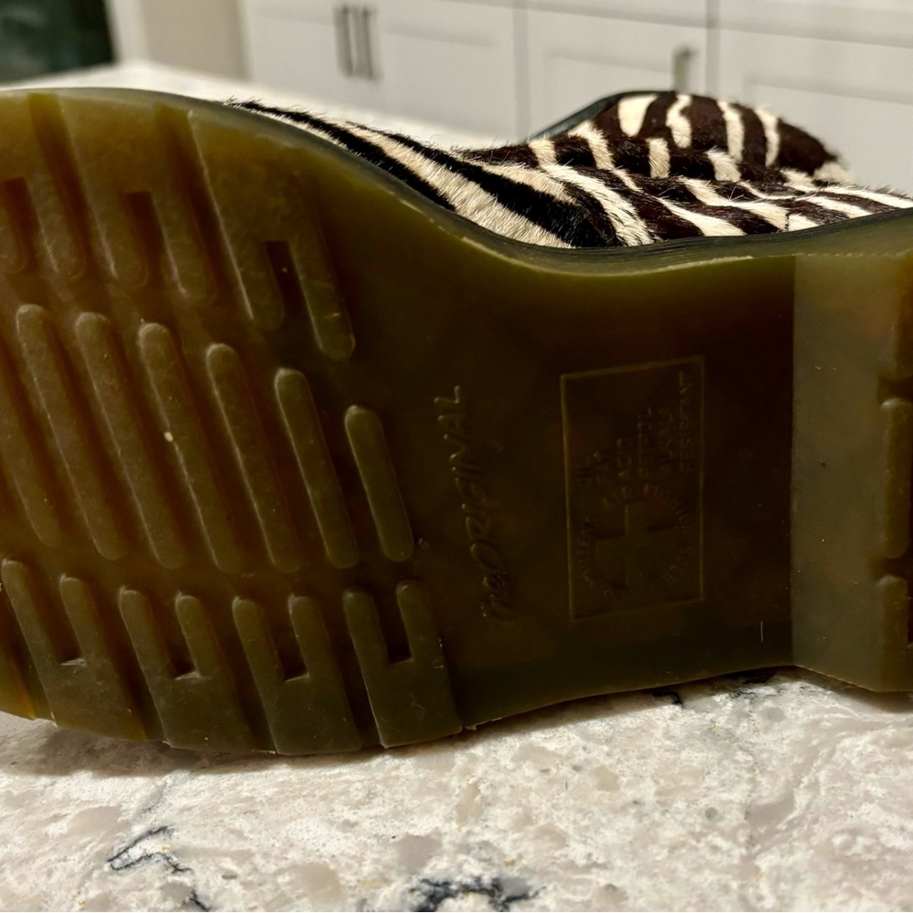 DR. MARTENS Zebra🦓Print REAL fur boots, 9 - Picture 3 of 8